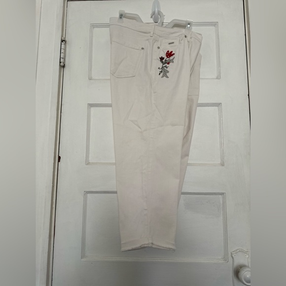 NWOT Nine West Chrystie Floral Embroidered White Capris - Picture 6 of 8